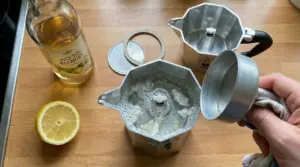 Moka smontata sul piano cucina con calcare, aceto bianco e mezzo limone per pulizia naturale